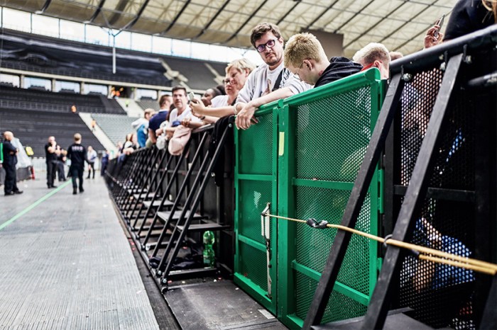 Crowd control barricades