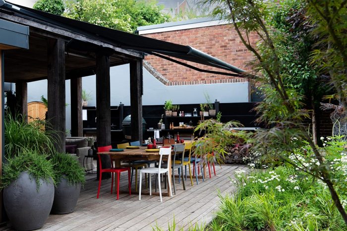 Outdoor kitchen living spaces