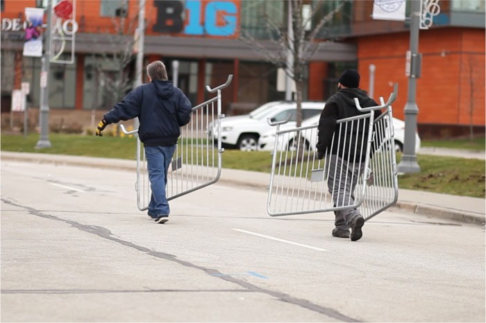 Crowd control barricades